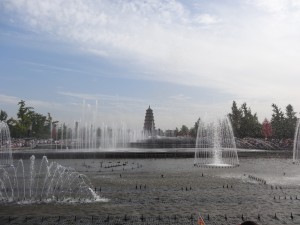 La grande pagode derrière la plus grande fontaine du pays