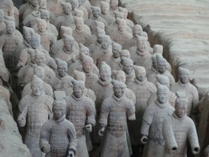 Cette armée devait escorter l'empereur Qin dans l'au-delà pour l'aider à livrer bataille. D'aucuns disent contre les démons de son enfer personnel, juste retour de son règne tyrannique.