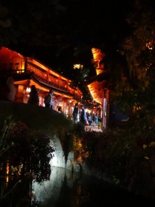 Une belle ambiance dans les rues la nuit tombée