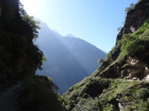 Seul dans les gorges baignées de lumière