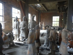 Nous avons visité une usine fabriquant des répliques des soldats. 6000 yuans (750 euros) livraison comprise pour un modèle taille réelle. Pour ceux qui ont absolument besoin d'un gros presse-papier, j'imagine.