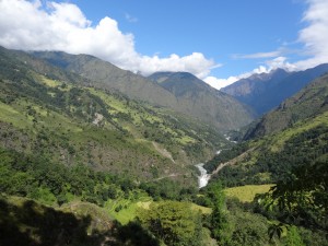 Une vallée verdoyante entre Bhulbhule et Jagat.