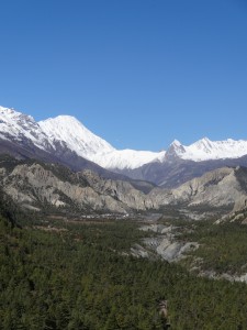 Entre Pisang et Manang, un petit aérodrome dont l'atterrissage doit mettre à rude épreuve les nerfs des pilotes.