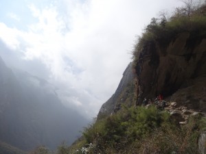 Les nuages de l'après-midi arrivent près de la grotte Hinku.