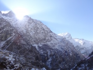 Le soleil passe par dessus les sommets près du camp de base du Machhapuchhare.