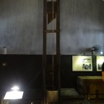 La sinistre guillotine de la prison de Hoa Lo, l'endroit où ont été détenus et parfois exécutés les opposants au pouvoir français avant Dien Bien Phu en 1954.