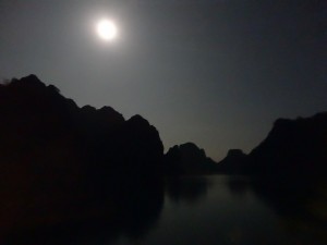 La lune brille sur la baie d'Halong.