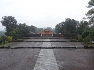 Le tombeau de Minh Mang. Nous sommes arrivés 20 minutes avant la fermeture, nous sommes seuls.