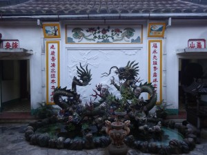 Une fontaine dragon du hall d'assemblée de la congrégation Fujisan-chinoise (sic).