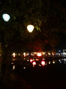 Des lampions éclairent les rues de Hoi An.