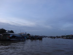 Le marché flottant de Cai Rang aux premières heures du jour.