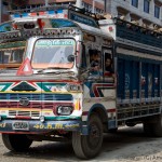 Les camions népalais sont très colorés.