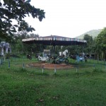 Un manège prend la rouille dans le zoo de Bokor