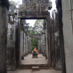 Des bâtons d'encens brulent à certains endroits des temples