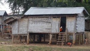 Une maison typique du plateau des Bolovens.