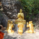 Le Bouddha enseigne le Dharma.