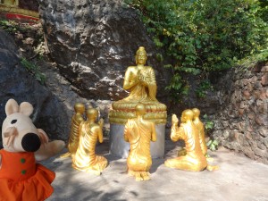 Le Bouddha enseigne le Dharma.