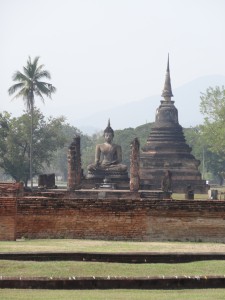 Un Bouddha veille sur les ruines.