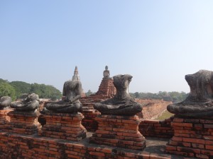 Des Bouddha décapités méditent encore dans les anciennes ruines.