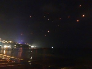 Des lanternes célestes s'ajoutent aux étoiles pour démarrer la nouvelle année.