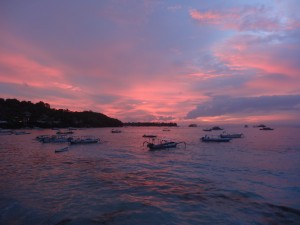 Coucher de soleil sur l'île Lembogan.