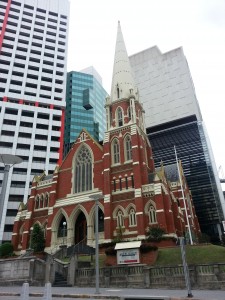 Brisbane. Une église au pied des gratte-ciels. 