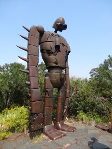 Au sommet du musée Ghibli, un robot du château dans le ciel monte la garde.