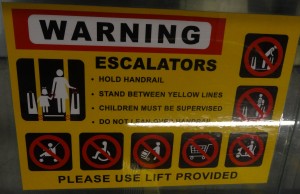 Même prendre l'escalator semble périlleux.