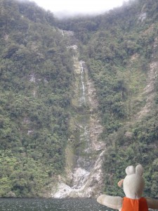 Une cascade dans les fjords.