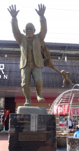 Statue près de la gare de Beppu en honneur du vieil oncle qui aimait tant les enfants...