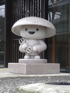 Un moine kawaii à Koya-san qui brise un peu l'austérité du lieu.