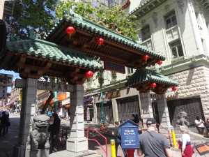 La porte du dragon marque l'entrée du Chinatown de San Francisco.