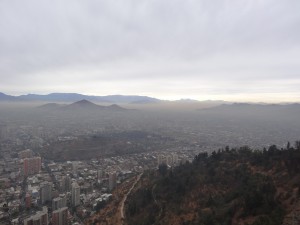 Santiago, mystérieuse dans son smog, vue depuis la Terraza Bellavista.