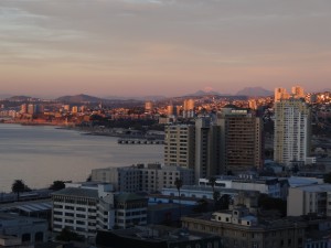 Le soleil se couche sur la baie de Valparaiso.