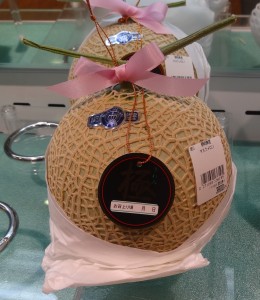 Ici, un melon bon marché à 3800 yen (soit 27 euros). Certains melons de qualité se vendent à 3 fois ce prix.