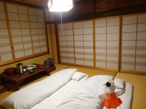 Une chambre traditionnelle où le futon se trouve à même le tatami.