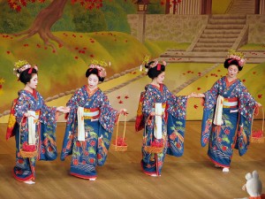 Une geisha est une dame de compagnie raffinée, dédiant sa vie à la pratique d’excellence des arts traditionnels japonais.
