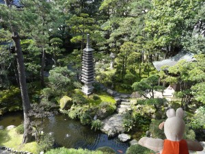 Les japonais aiment toujours se reposer dans les jardins.