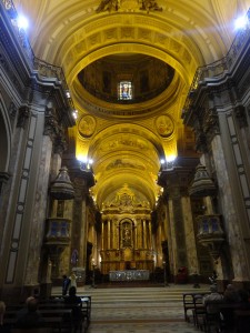 La nef centrale de la cathédrale métropolitaine.