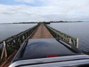 Traversée du pont temporaire (depuis plusieurs dizaines d'années) qui mène à la Colonia Pellegrini.