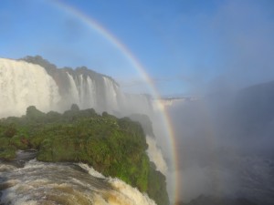 Une passerelle qui passe dans les embruns des chutes permet de prendre des photos très spectaculaires.