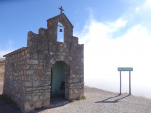 Entre Cachi et Salta, on passe par un col avant de plonger dans une mer de nuages.