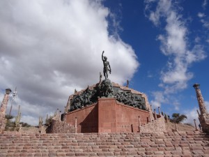 Monument dédié aux martyrs de la patrie à Humahuaca.