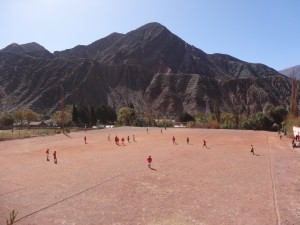 Près de Purmamarca, des joueurs bravent le soleil, le vent et la poussière pour disputer le championnat du dimanche.