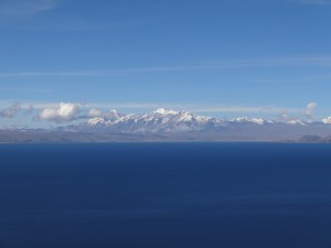 Au delà du lac Titicaca, coté bolivien, la cordillera real.