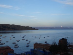 Au moment où la lune se couche, on se lève pour se rendre à l'Isla del Sol.