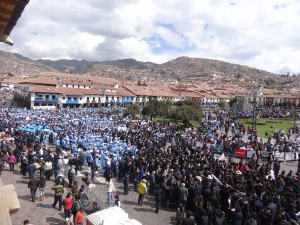 Un défilé civil autour de la plaza de armas, la place centrale de Cusco.