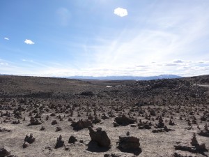 Sur le chemin du retour, on passe un col à près de 5000 m. D'ici, on a une vue sur les nombreuses montagnes et volcans des environs.