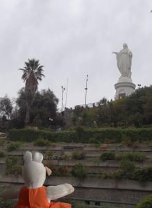 Une statue de Marie sur la colline San Cristobal. Au Chili la religion est assez importante.