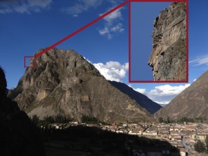Près d'Ollantaytambo, un visage inca se distingue sur la proche montagne.
